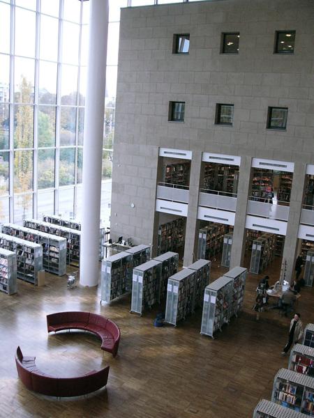 Prosklené průčelí moderní budovy knihovny v Malmö ji dodává spoustu světla a optického prostoru